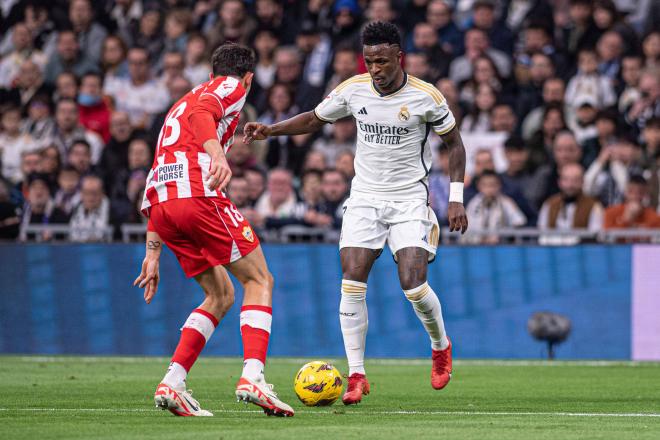 Vinicius Jr. encara a Pubill en el Real Madrid-Almería (Foto: Cordon Press).
