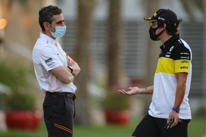 Andrea Stella y Fernando Alonso, en 2020 (Foto: Cordon Press).