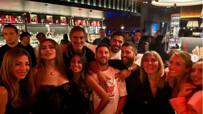 Sofía Vergara posa junto a Messi, Jordi Alba y Suárez Foto: Instagram de Sofía Vergara