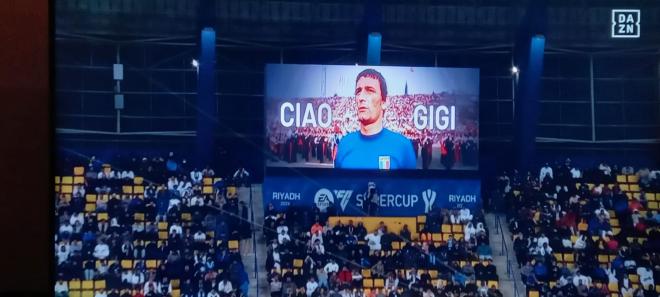Minuto de silencio por Gigi Riva durante la Supercopa de Italia.