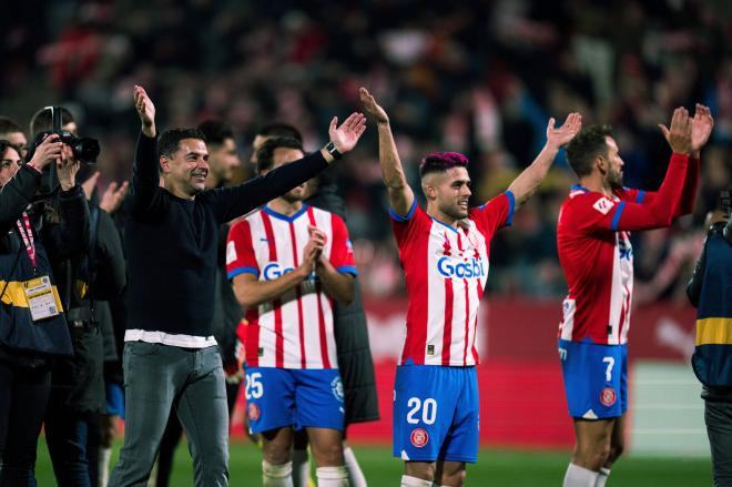 Míchel, Yan Couto y Stuani y más jugadores celebran un triunfo del Girona (Foto: Cordon Press).