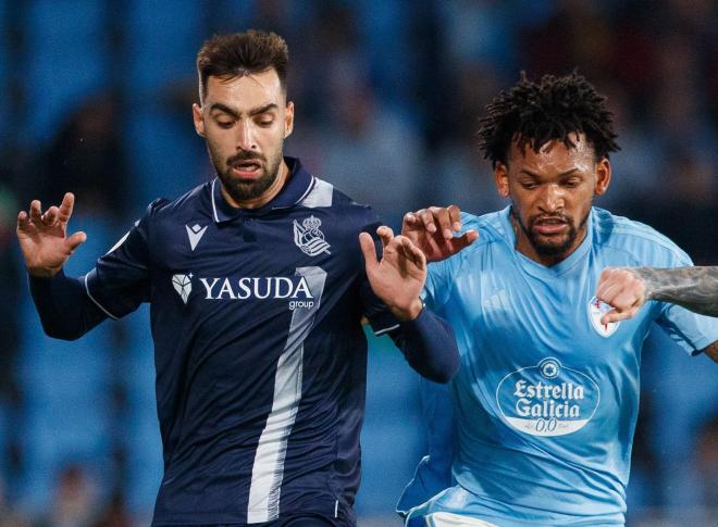 Adilson pugna con Brais Méndez en el Celta - Real Sociedad (Foto: LALIGA).