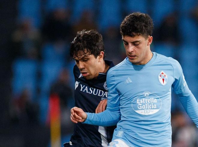 Hugo Sotelo protege ante Aramburu en el Celta - Real Sociedad (Foto: LALIGA).