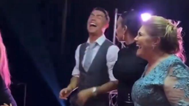 Cristiano Ronaldo se parte de risa ante la mirada de Georgina Rodríguez (@jabonazzo)