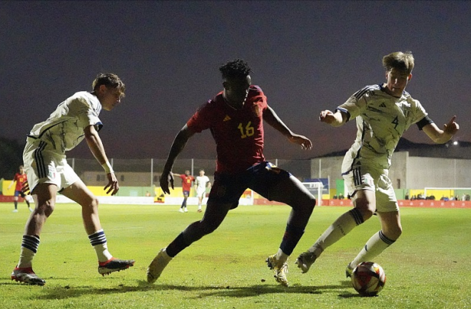 David Otorbi, con España sub 17 (Foto: sefutbol).