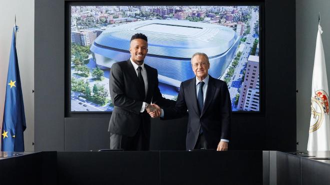 Eder Militao y Florentino Pérez posan tras la renovación del brasileño (Foto: RM).