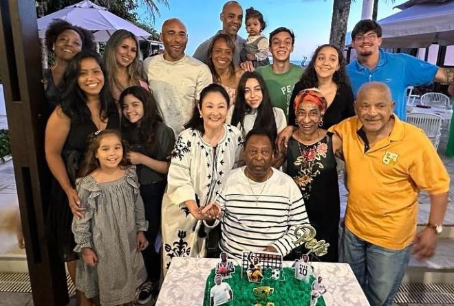 Pelé junto a su extensa familia.