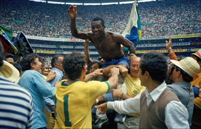 Pelé durante la celebración del título de campeones del mundo.