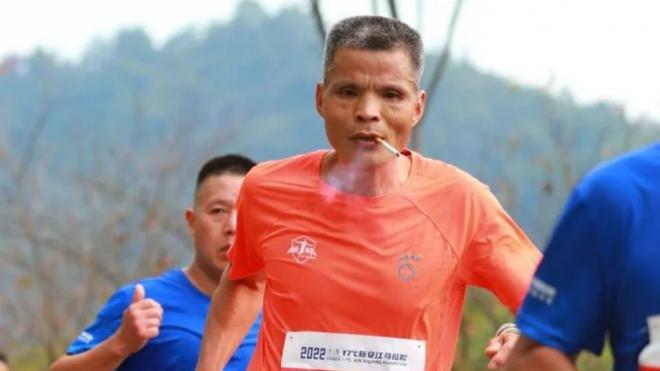 Un maratoniano descalificado por fumar durante una carrera.