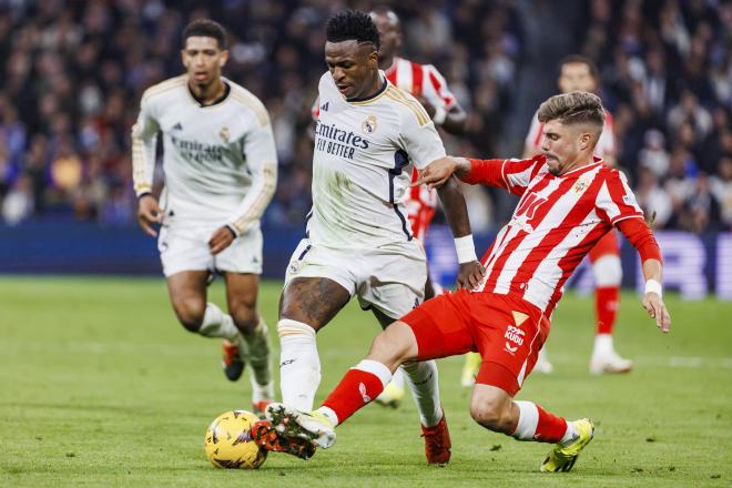 Vinicius y Pozo pugnan por un balón en el Real Madrid - Almería (Cordon Press)