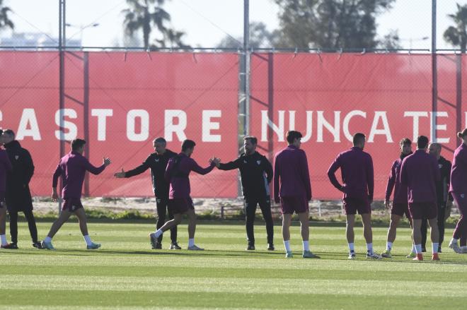 Imagen de un entrenamiento del Sevilla FC (Foto: Kiko Hurtado).