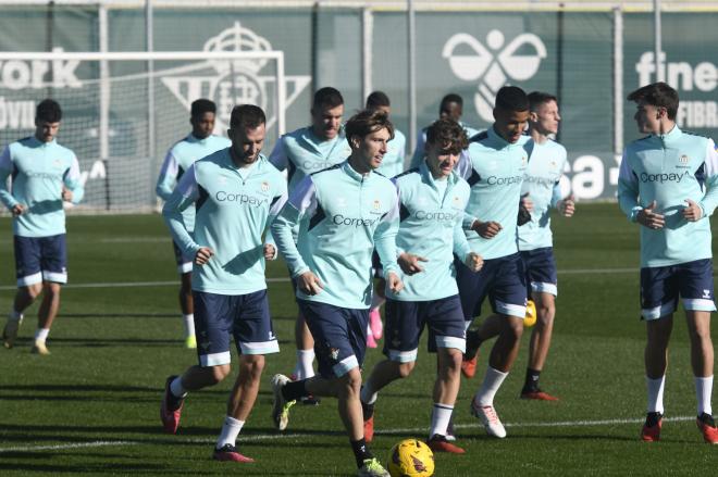 Juan Miranda en el entrenamiento del Real Betis (foto: Kiko Hurtado).