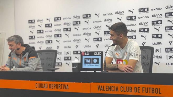 Hugo Duro bromea con el jefe de prensa del Valencia CF