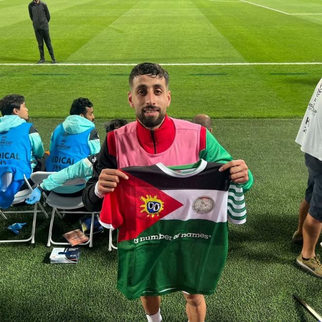 Oday Dabbagh posa con la camiseta de los hinchas del Celtic en apoyo a Palestina.