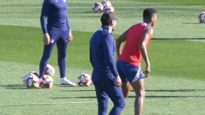 Reinildo en el entrenamiento de Atlético ante la atenta mirada de Simeone