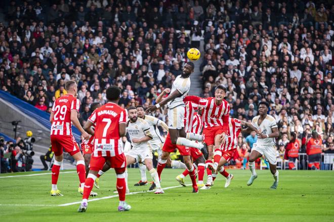 Rüdiger remata un balón en el Real Madrid - Almería (Cordon Press)
