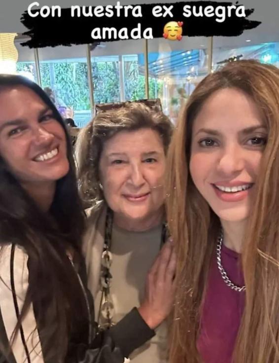 Shakira posa con la madre de Antonio de la Rúa en su Instagram (@shakira)