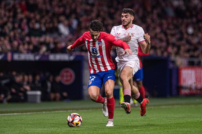 Mario Hermoso defiende un balón ante Isaac Romero en el Atlético-Sevilla de Copa del Rey (Foto: Cordon Press).