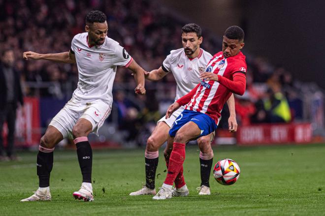 Sow y Navas, en el el Atlético de Madrid-Sevilla. (Foto: Cordon Press).
