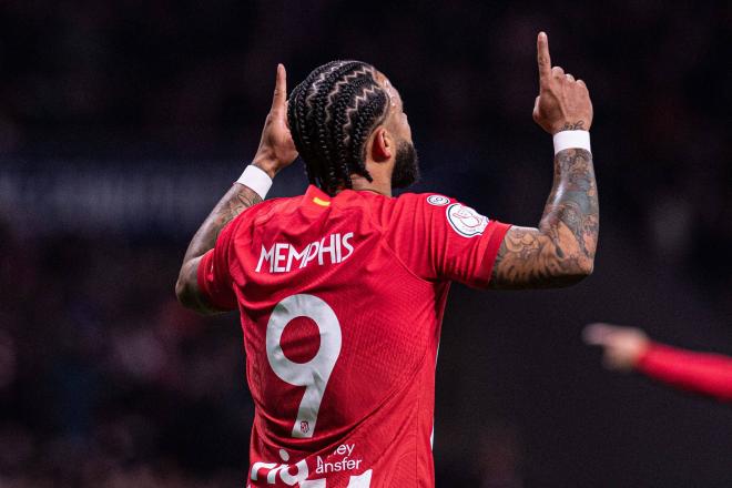 Memphis Depay celebra su gol en el Atlético-Sevilla (Foto: Cordon Press).