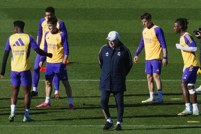 Carlo Ancelotti dirigiendo un entrenamiento del Real Madrid (Foto: EFE).