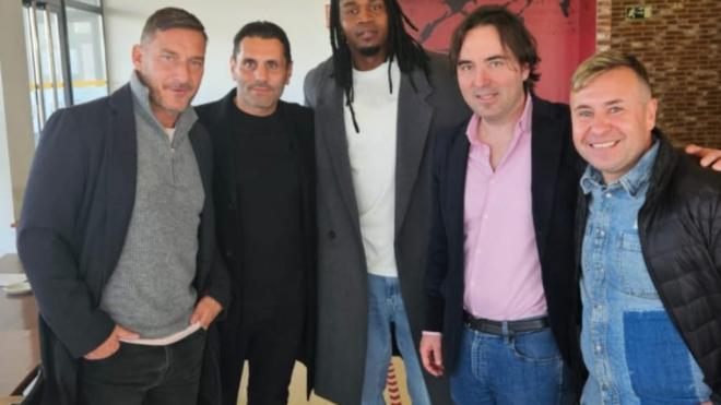 Francesco Totti posando en la Ciudad Deportiva junto a Morris Pagniello, Martín Presa, Manucho y Dimitri Koltsov