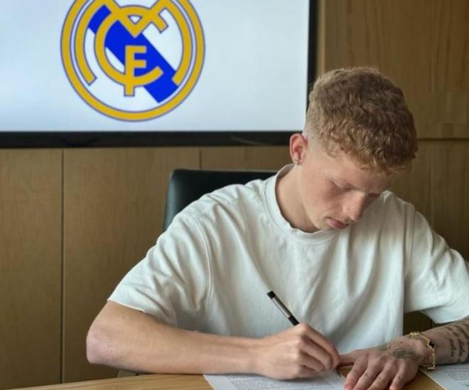 Jeremy de León firma su contrato con el Real Madrid.
