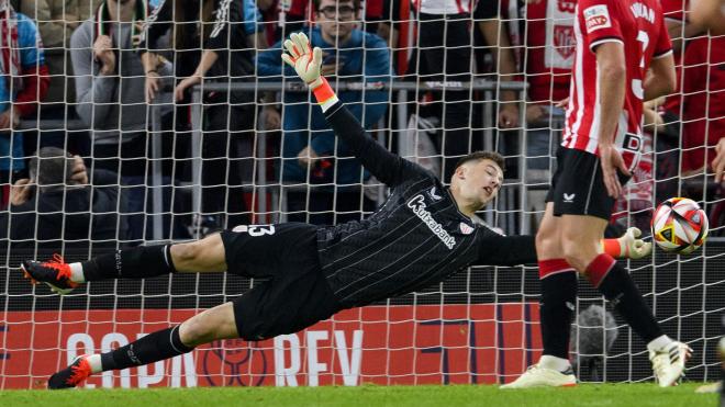 Vuelo de Julen Agirrezabala ante el Besiktas en Estambul (Foto: Athletic Club).