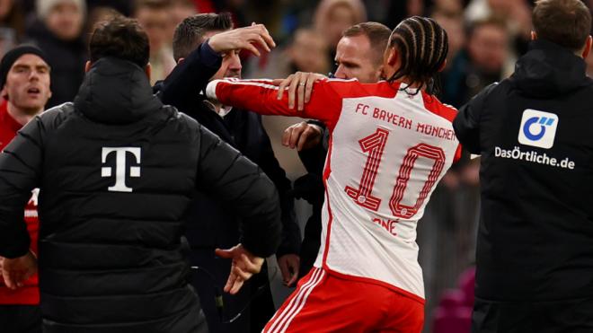 Vergüenza en la Bundesliga: Sané se encaró con el técnico rival y recibió dos manotazos en la
