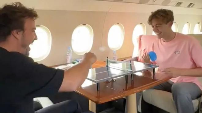 Fernando Alonso y George Russell jugando al ping-pong en pleno vuelo