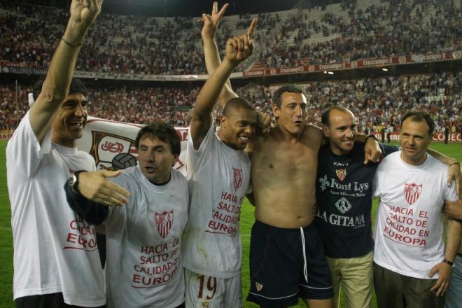 El Sevilla celebra su clasificación para la UEFA en 2004 (Foto: SFC).