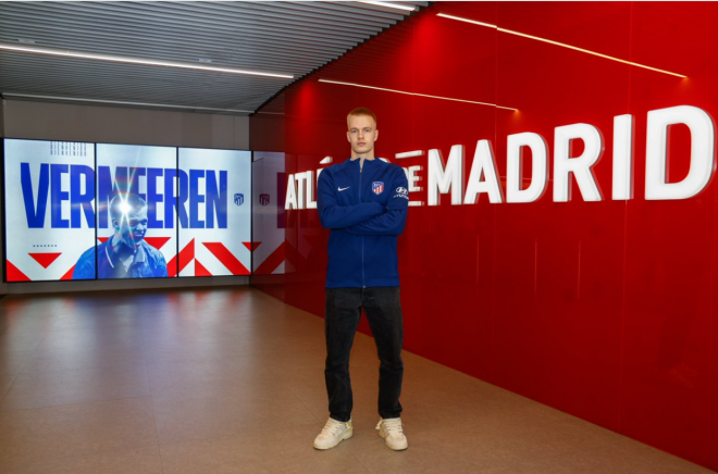 Vermeeren posa como nuevo jugador del Atlético de Madrid.