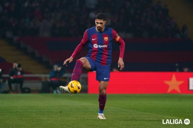 Araujo controla un balón en el Barcelona-Villarreal.