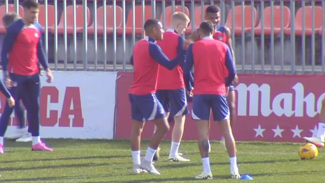 Arthur Vermeeren y Horatiu Moldovan, durante el entrenamiento con el Atlético