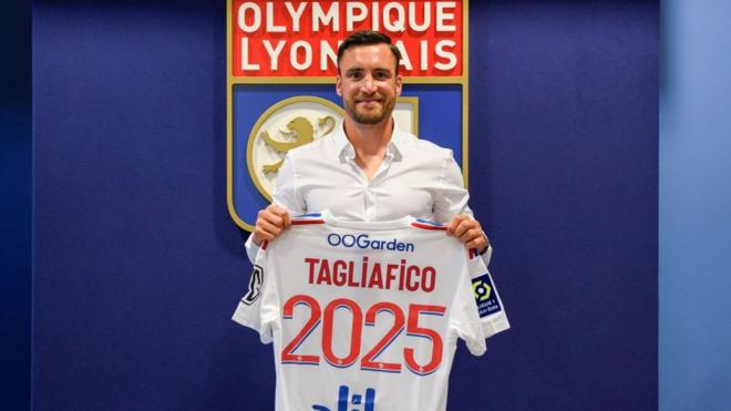 Nicolás Tagliafico, el día que firmó con el Lyon.