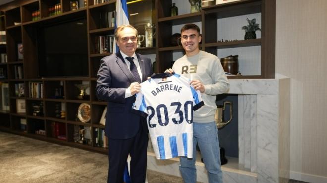 Ander Barrenetxea tras firmar su renovación hasta 2030 con la Real Sociedad (Foto: Real Sociedad).