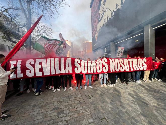 Manifestación de Biris Norte contra la directiva antes del Sevilla - Osasuna