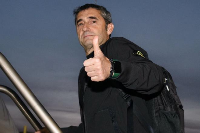 El técnico Ernesto Valverde saluda en la escalerilla del avión (Foto: Athletic Club).