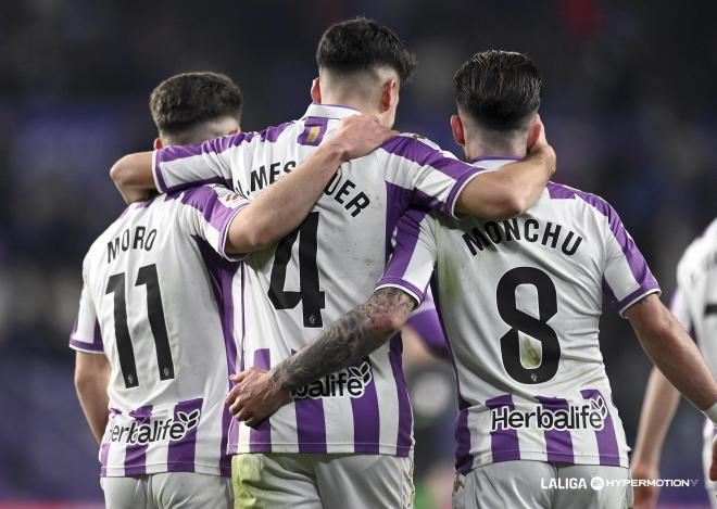 Víctor Meseguer celebra con Monchu y Raúl Moro en el Real Valladolid - Racing.