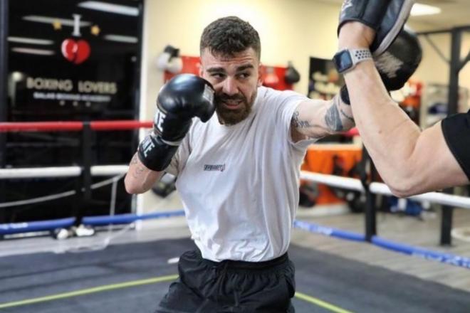 El boxeador vizcaíno Jon Fernández haciendo manoplas en su concentración de Las Vegas, en USA.