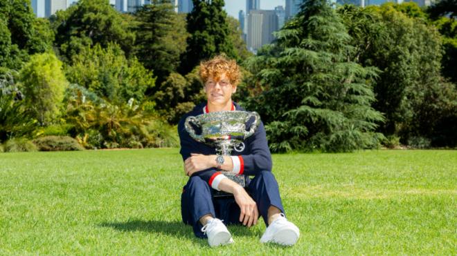 Sinner posa con el trofeo del Open de Australia (Fuente: Cordon Press)