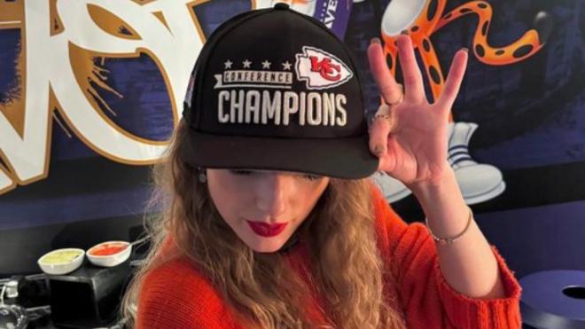 Taylor Swift con la gorra de campeones de conferencia de la NFL (@swifferupdates)