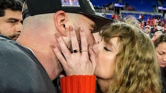 Taylor Swift y Travis Kelce y su viral beso tras clasificarse a la Super Bowl (@MundoSwiftt)