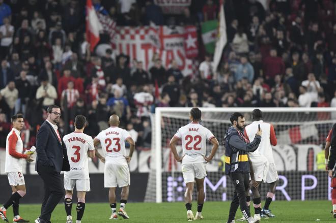 Los jugadores del Sevilla lamentan el empate ante Osasuna (Foto: Kiko Hurtado).