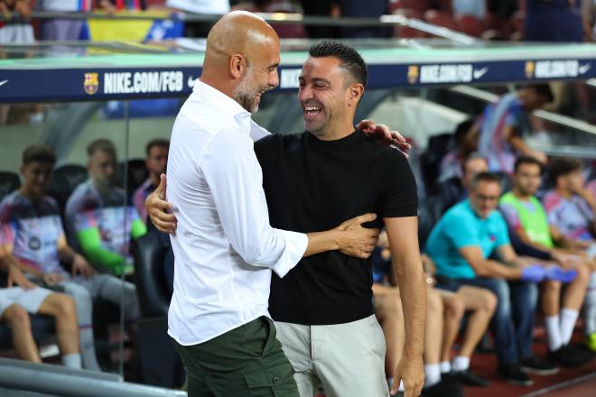 Xavi y Guardiola se saludan durante un partido Foto: Cordon Press