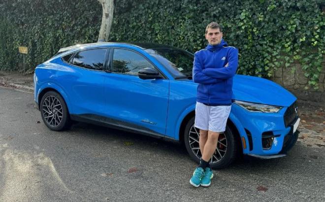 Iker Castillas posa con su nuevo coche (Foto: @fordmovilsa).