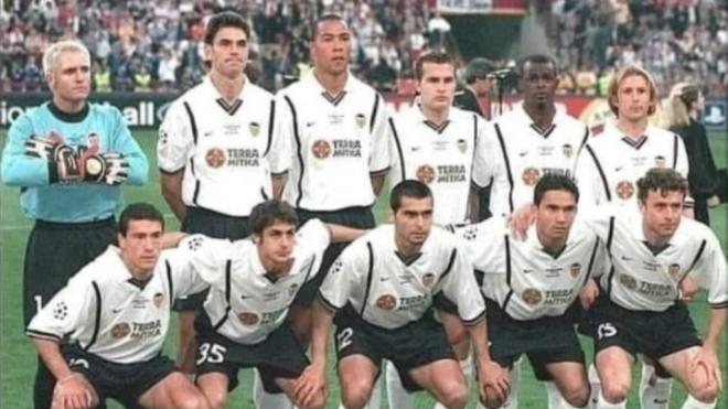 La plantilla del Valencia en la temporada 2000/01. (Fuente: @futbol_vivi)