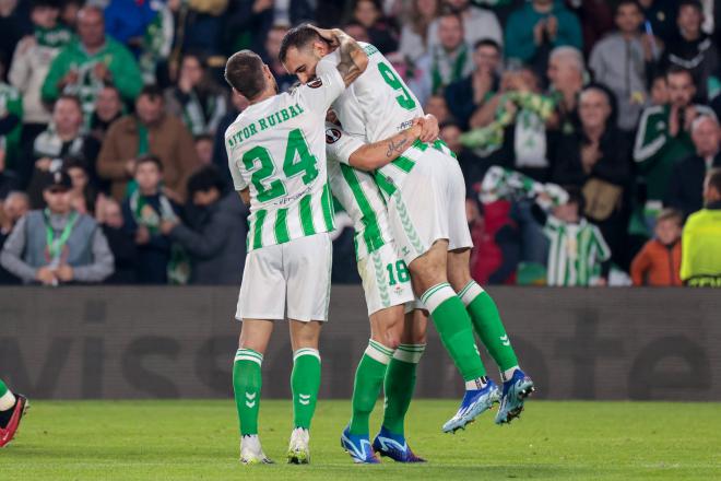 Borja Iglesias celebrando un gol con Guardado y Ruibal (Cordon Press)