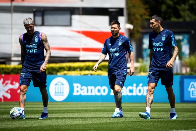 Rodrigo De Paul, Leo Messi y Di María con la selección argentina.