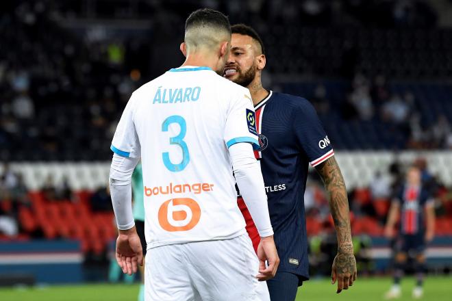 Álvaro González y Neymar durante uno de sus enfrentamientos en Francia.